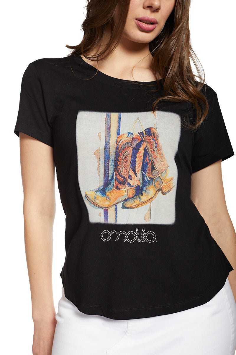 polera-mujer-amalia-manga-corta-4475negra-estampado-2-3f060bc3-948e-4dca-b077-7956c8adb598_21cb219d-ba3c-4d43-ac21-5267bbd67ca2.jpg
